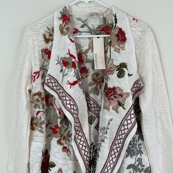 NWT Paparazzi English Rose Embroidered Cardigan - Picture 3 of 14